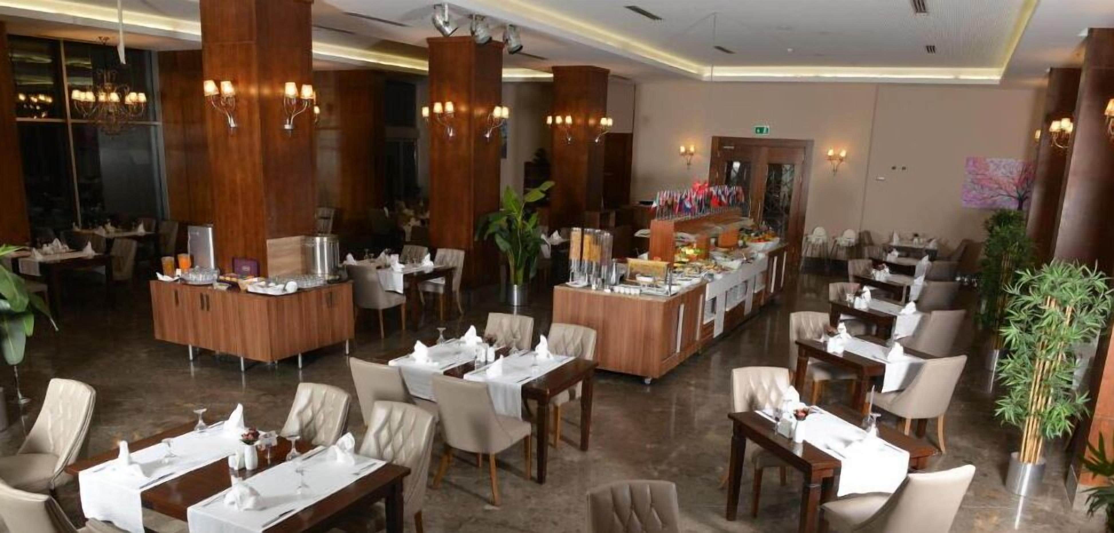 breakfast, lunch, dinner served; international cuisine