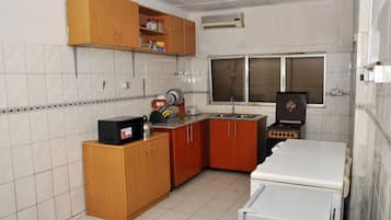 Apartment, 2 Schlafzimmer, Blick auf den Innenhof | Eigene Küche | Kühlschrank, Mikrowelle, Herdplatte, Wasserkocher mit Kaffee-/Teezubehör