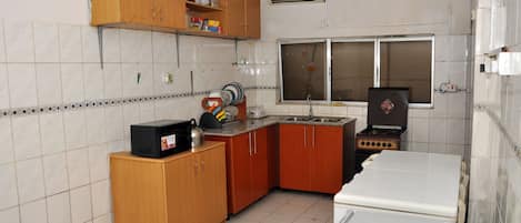 Appartamento, 2 camere da letto, vista cortile | Cucina privata | Frigorifero, microonde, piano cottura, macchina per tè/caffè