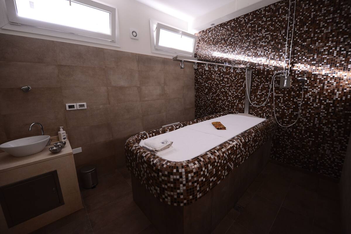 couples treatment room(s), sauna, hot tub, turkish bath/hammam