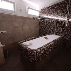 Couples treatment rooms, sauna, hot tub, Turkish bath, body treatments