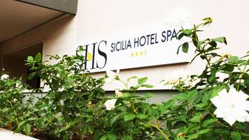 Vista frontal de la propiedad