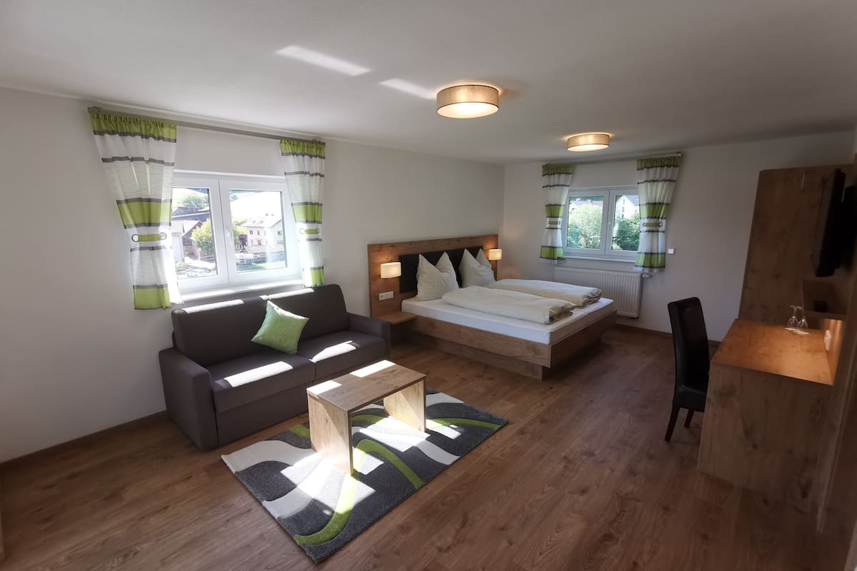 junior suite, balcony, valley view (freienstein) | living area | flat-screen tv