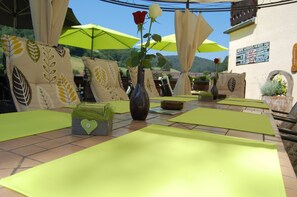 Breakfast, lunch, dinner served; Regional cuisine 