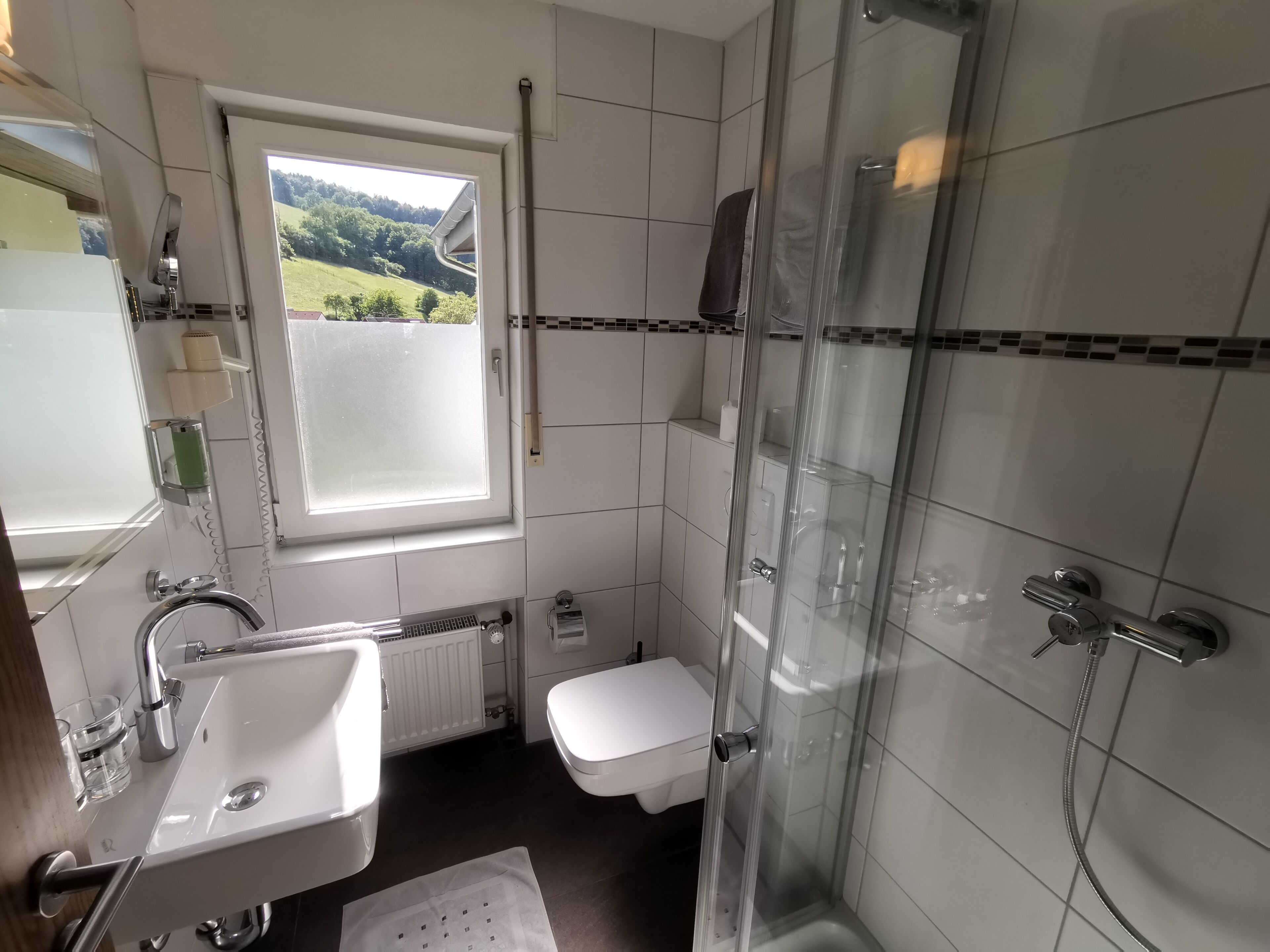 standard room, valley view | bathroom | free toiletries, bathrobes, slippers, towels