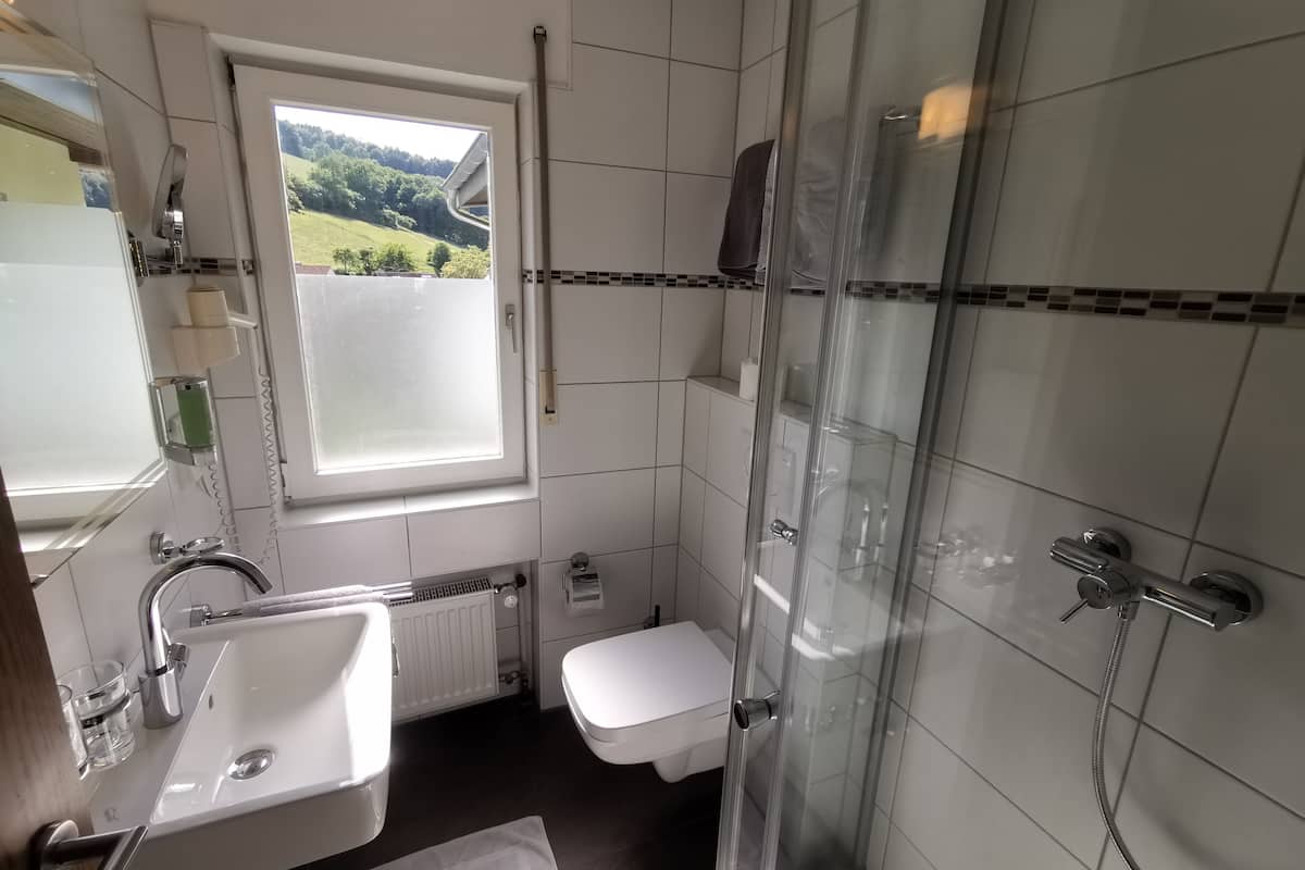 standard room, valley view | bathroom | free toiletries, bathrobes, slippers, towels