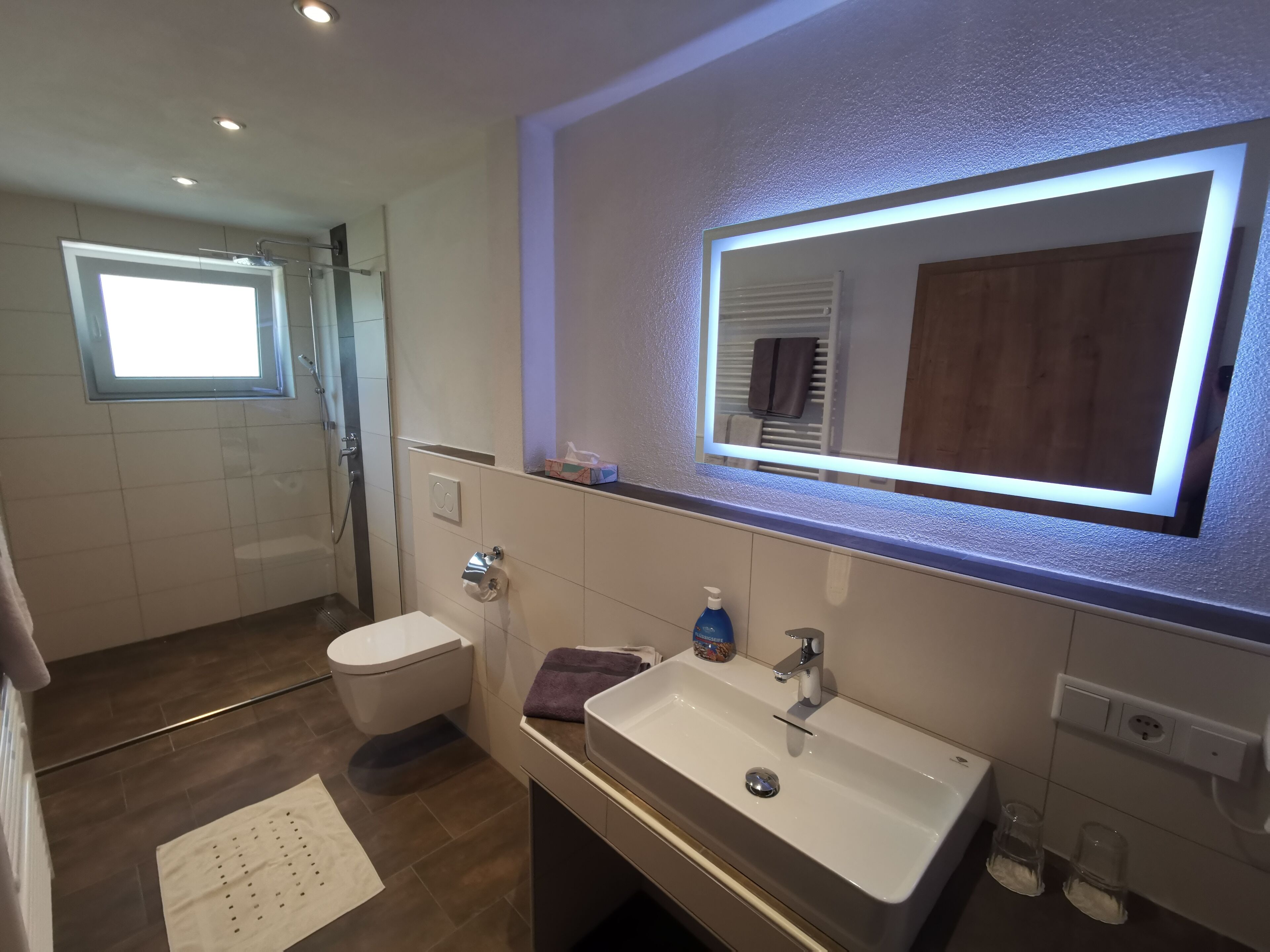 junior suite, balcony, valley view (freienstein) | bathroom | free toiletries, bathrobes, slippers, towels