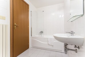 Apartamento premier, 3 quartos | Quartos à prova de som, ferros/tábuas de passar roupa