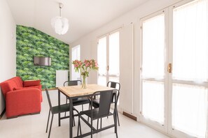 Apartamento, 1 quarto | Área de estar | TV de tela plana