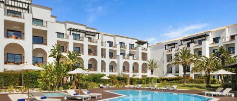 Indoor pool, 8 outdoor pools, pool umbrellas, sun loungers