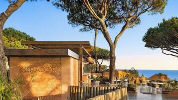 2 bares, 3 bares junto a la piscina, bar en la playa