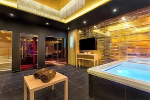 BehandlungsrĂ€ume fĂŒr Paare, Sauna, Whirlpool, Dampfbad
