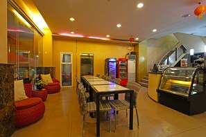 Se sirven desayunos, almuerzos y cenas; cocina filipina