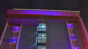Un hôtel à plusieurs étages, reconnaissable à son grand panneau « Andy Hotel » placé au niveau du rez-de-chaussée.