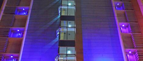 Un hotel de varios pisos con un llamativo letrero que dice "Andy Hotel" a nivel de calle.