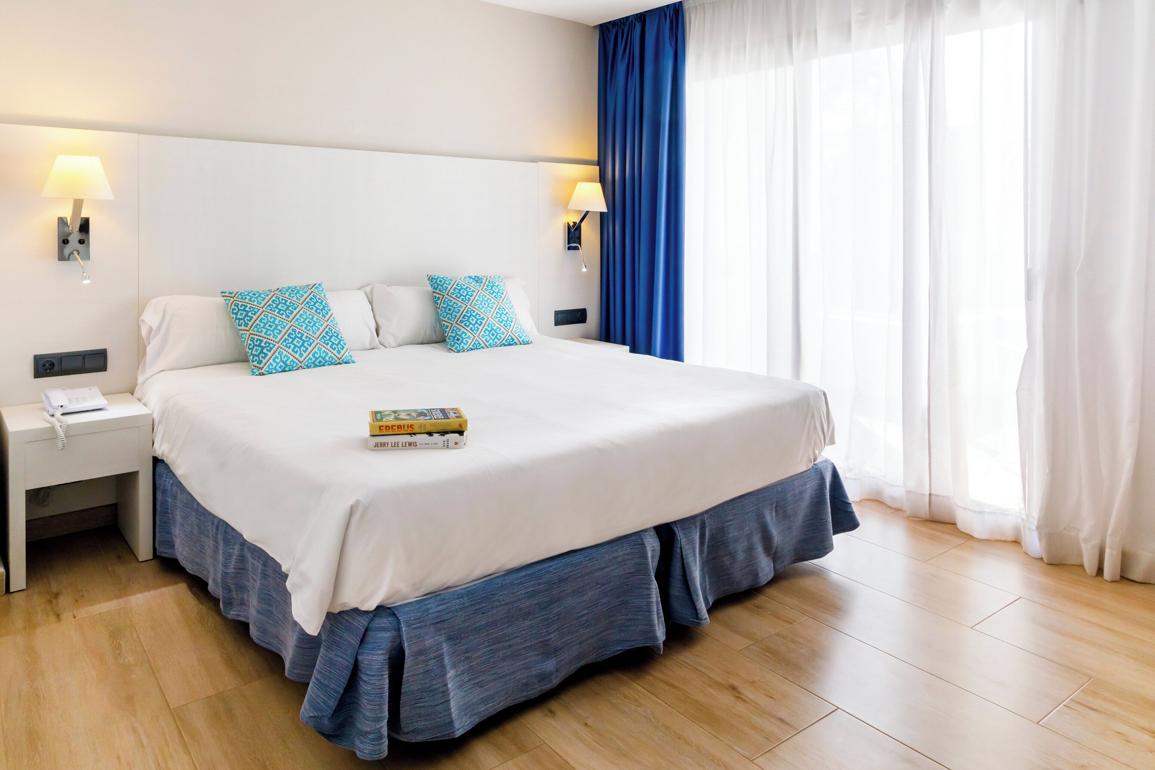 ห้องดับเบิล | มินิบาร์, โต๊ะทำงาน, ผ้าม่านกันแสง, เตารีด/โต๊ะรีดผ้า