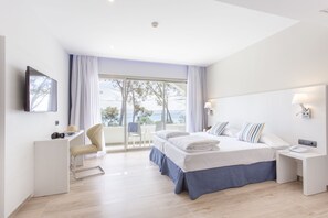 Minibar, escritorio, cortinas opacas y tabla de planchar con plancha