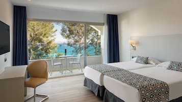 Apartamento, 1 habitación, vistas al mar (Apartment) | Minibar, escritorio, cortinas opacas y tabla de planchar con plancha