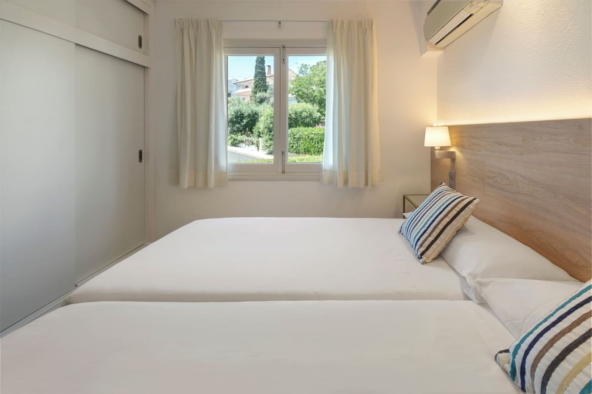 Family Apartment, 2 Bedrooms, Sea View (Apartment) | Minibar, desk, blackout drapes, iron/ironing board