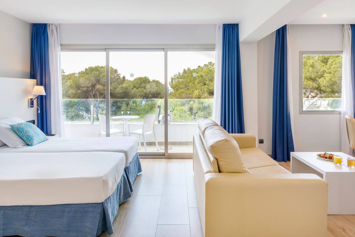 Superior Room | Minibar, desk, blackout curtains, iron/ironing board