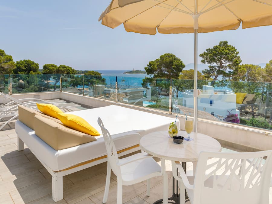 Deluxe Room, Sea View (Superior) | Minibar, desk, blackout drapes, iron/ironing board