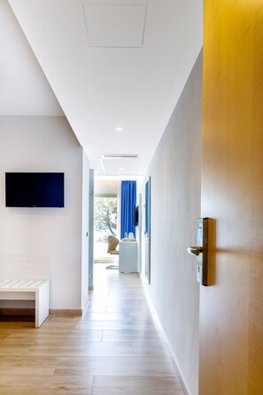 มินิบาร์, โต๊ะทำงาน, ผ้าม่านกันแสง, เตารีด/โต๊ะรีดผ้า