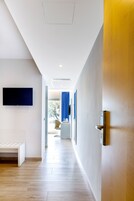 迷你吧、办公桌、遮光窗帘、熨斗/熨板