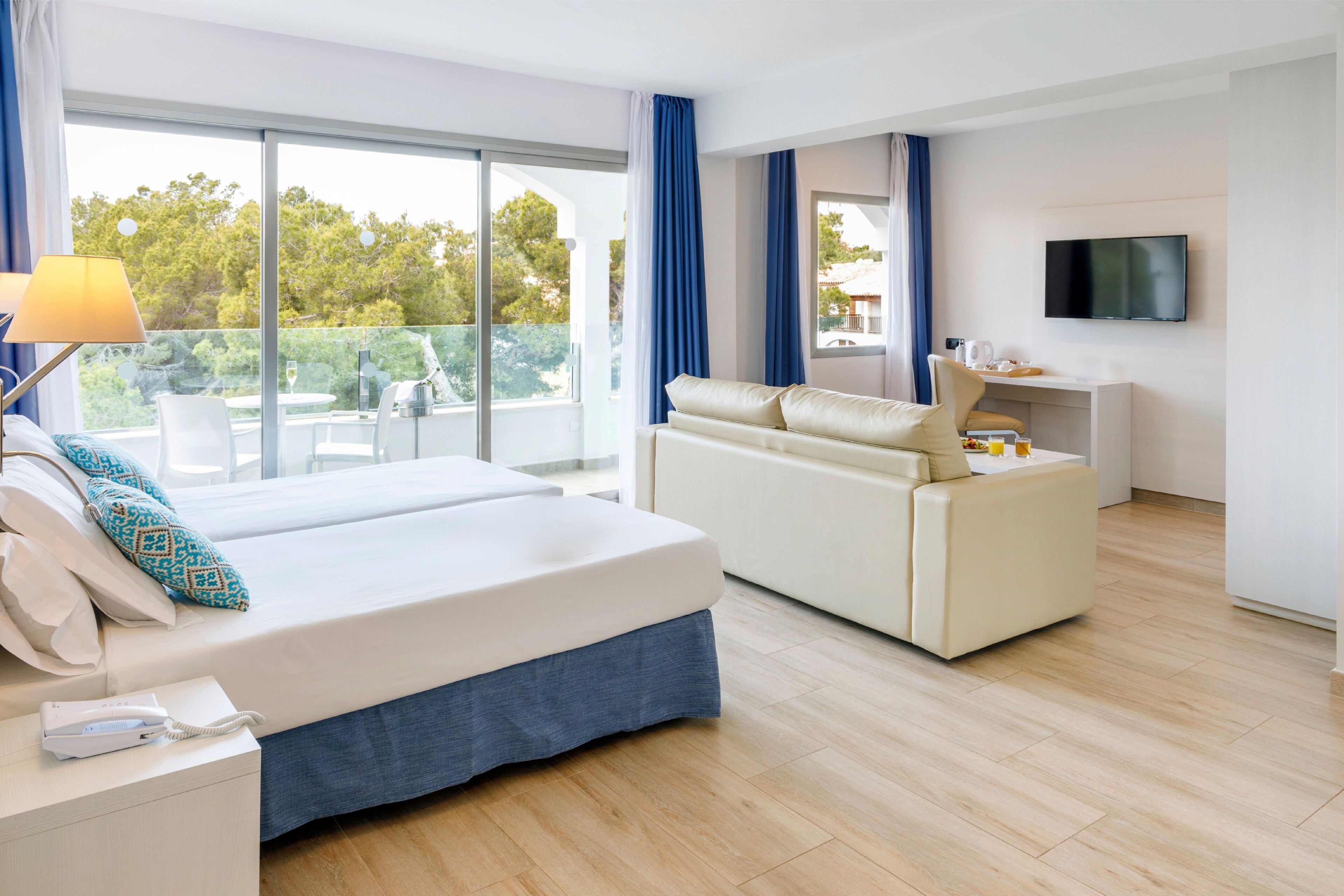 Superior kamer, gedeeltelijk uitzicht op zee | Een minibar, een bureau, verduisterende gordijnen