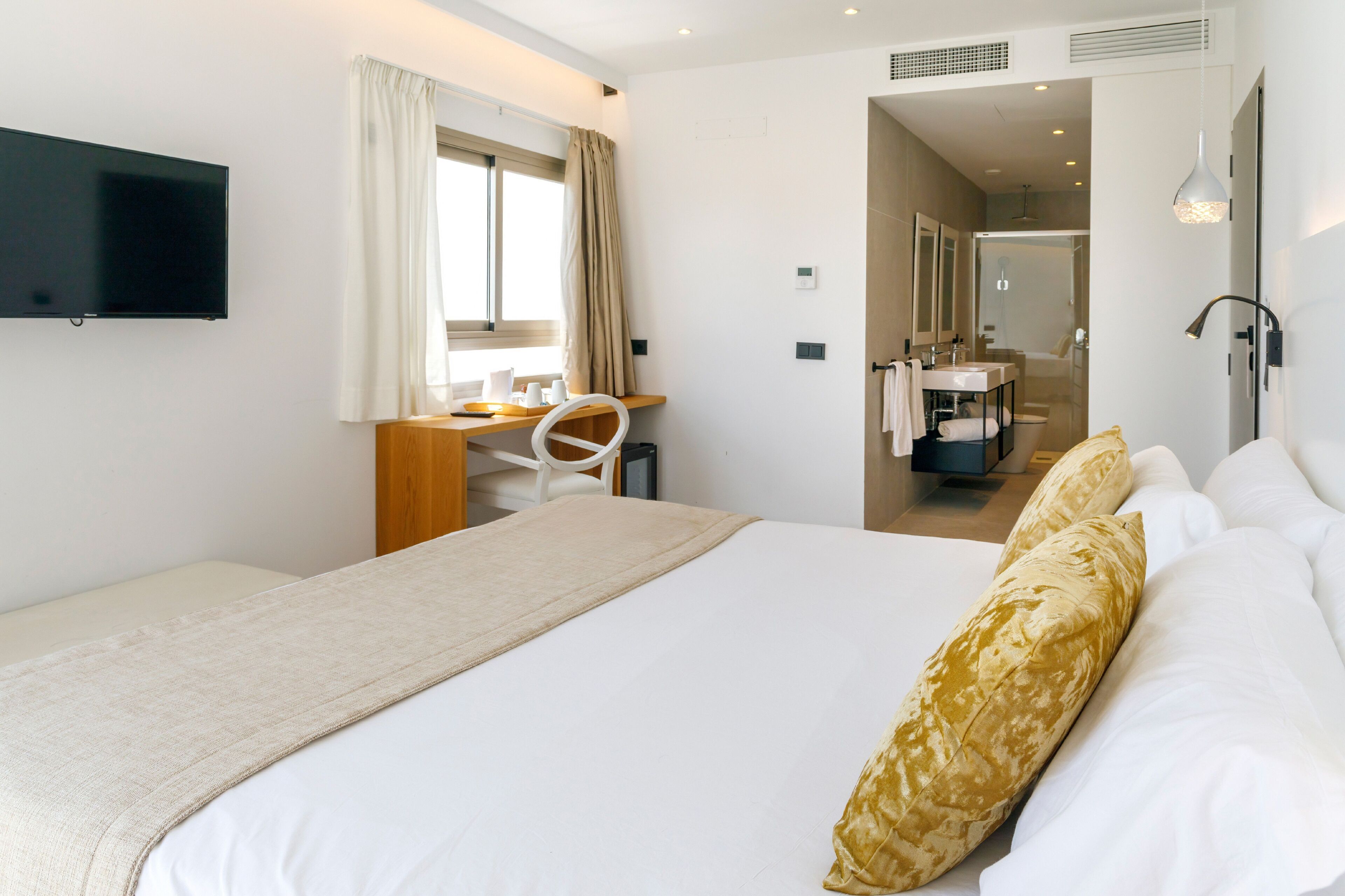 มินิบาร์, โต๊ะทำงาน, ผ้าม่านกันแสง, เตารีด/โต๊ะรีดผ้า