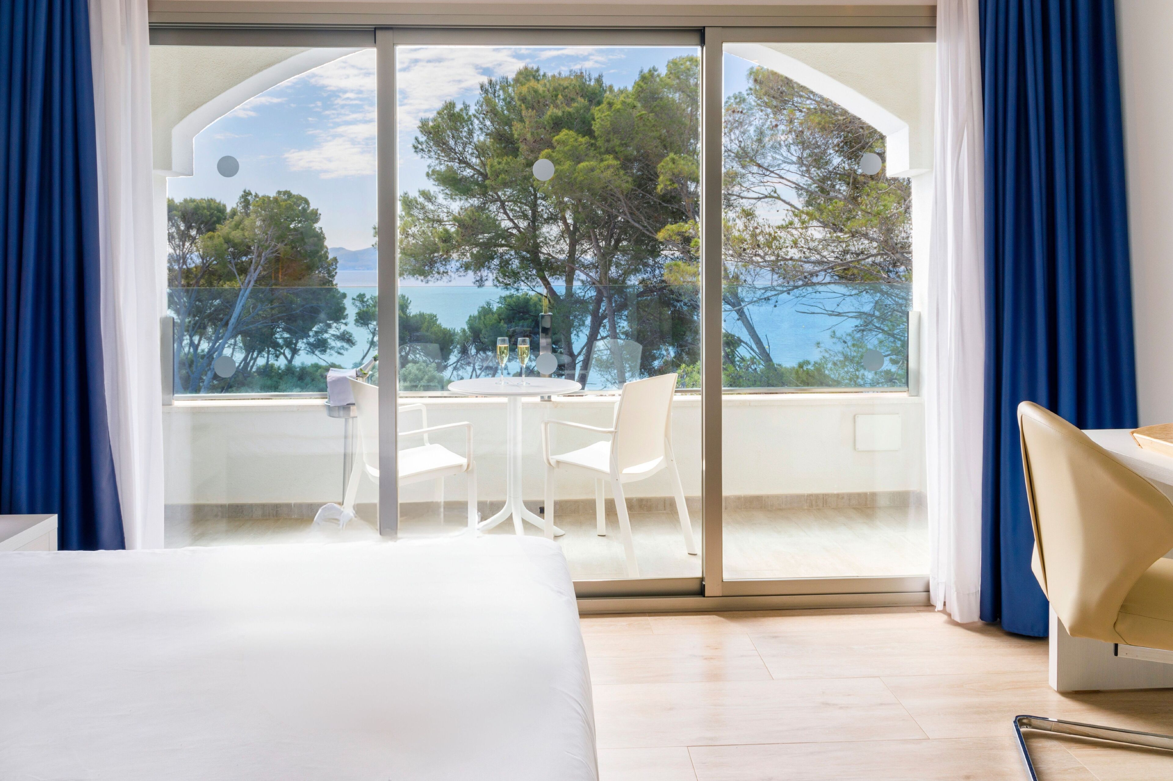 ห้องดับเบิล | มินิบาร์, โต๊ะทำงาน, ผ้าม่านกันแสง, เตารีด/โต๊ะรีดผ้า