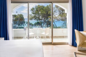 Minibar, escritorio, cortinas blackout y tabla de planchar con plancha