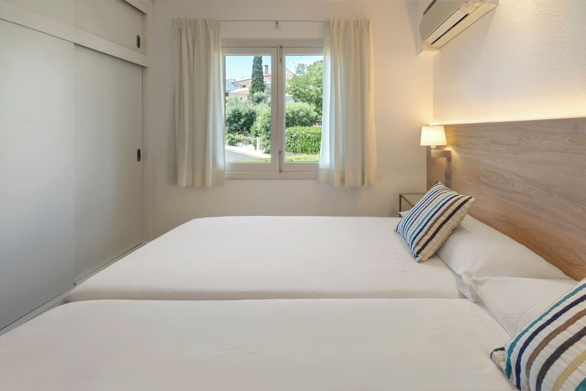 Familienapartment, 2 Schlafzimmer, Meerblick (Apartment) | Minibar, Schreibtisch, Verdunkelungsvorhänge, Bügeleisen/Bügelbrett