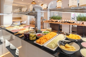 Petit déjeuner buffet servi tous les jours en supplément