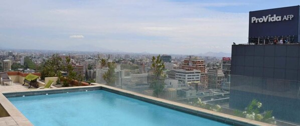 Una piscina al aire libre de temporada