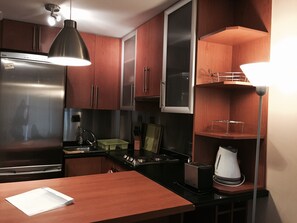 Refrigerador con freezer, microondas, placa de cocina