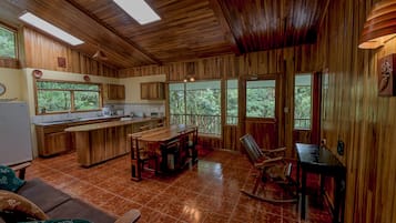 Departamento, 2 habitaciones, cocina, vista al jardín | Cocina privada | Cafetera y tetera