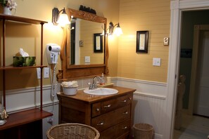 ベーシック ダブルルーム クイーンベッド 1 台 共用バスルーム | バスルーム | シャワー付き浴槽、バスアメニティ (無料)、ヘアドライヤー、バスローブ