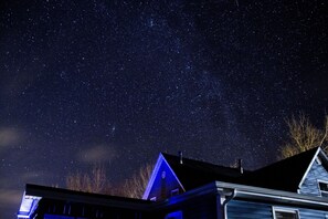 施設の正面 (日没後)