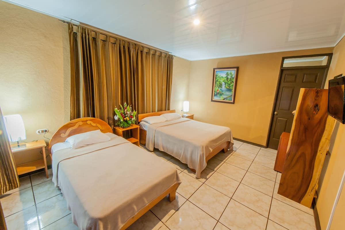 Triple Room | Iron/ironing board, free WiFi
