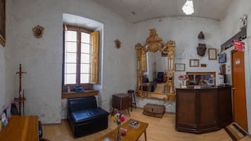 Apartamento família, 1 quarto, vista para o jardim | Área de estar | TV 32 polegadas com canais a cabo