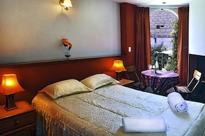 Laptop workspace, blackout drapes, free WiFi, bed sheets