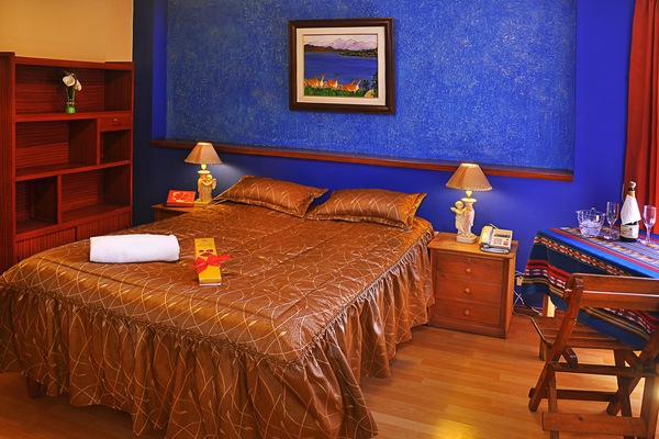 Laptop workspace, blackout drapes, free WiFi, bed sheets