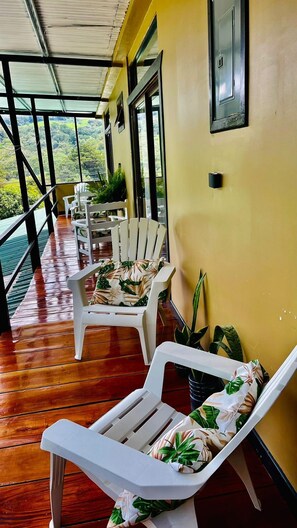Standard Double Room | Living area | 24-inch LCD TV with cable channels, TV - Freddys Place Bed and Breakfast (Monteverde)