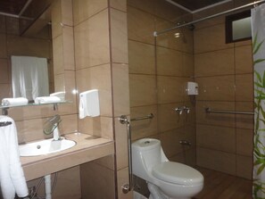 Artículos de tocador gratuitos, secador de pelo, batas, toallas