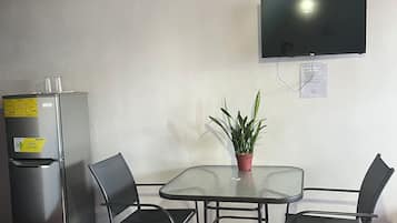 Decoración personalizada, escritorio y espacio para trabajar con laptop