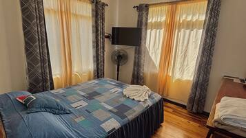 Decoración personalizada, escritorio y espacio para trabajar con laptop