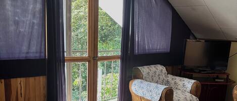 Family Double or Twin Room, 1 Bedroom, Shared Bathroom | Individually decorated, desk, laptop workspace, soundproofing
