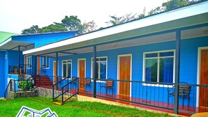 Phòng 4 Tiêu chuẩn, 2 giường đôi, ban công, quang cảnh vườn | Hiên