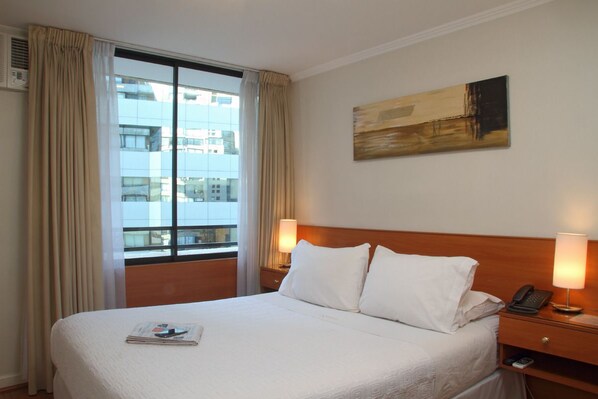 Caja de seguridad en la habitación y escritorio 