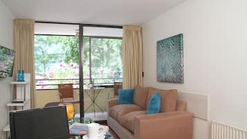 Apartamento Business, 1 cama de matrimonio | Sala de estar | Televisión de pantalla plana de 25 pulgadas con canales por cable